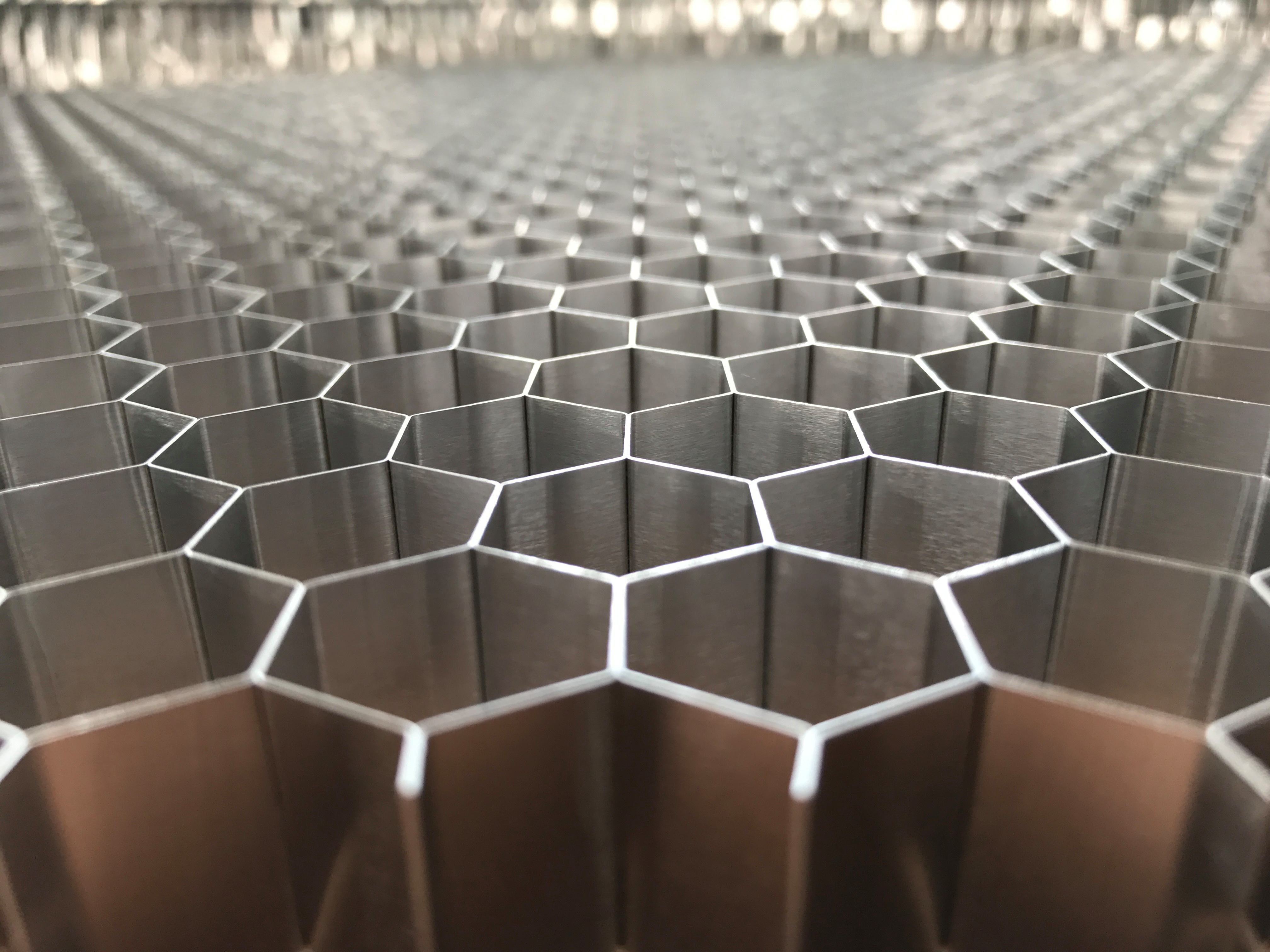 什么是鋁蜂窩板，有哪些特點(diǎn)？