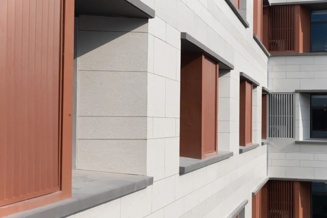 校園立面還在用涂料？無(wú)錫文博實(shí)驗(yàn)中學(xué)的選材思路給你標(biāo)準(zhǔn)答案！